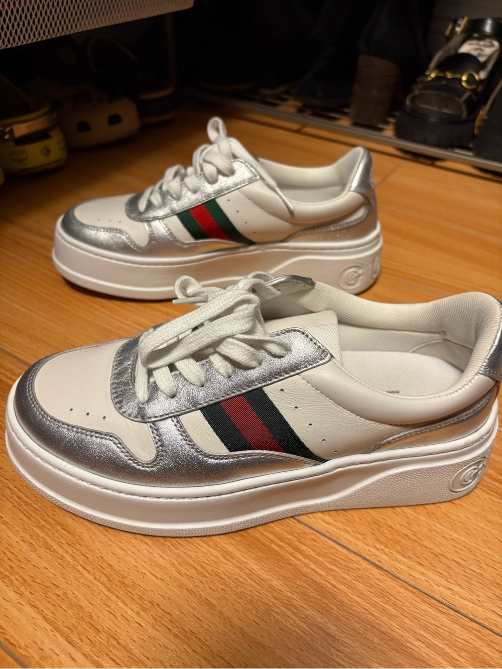 Gucci White & Silver Low-Top Sneakers with Red-Green Stripe